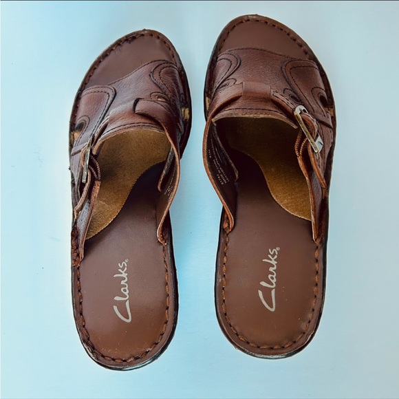 Clarks Sz 8.5 Sandals Slides Brown Leather Buckle Faux Wooden Heel - Picture 3 of 6